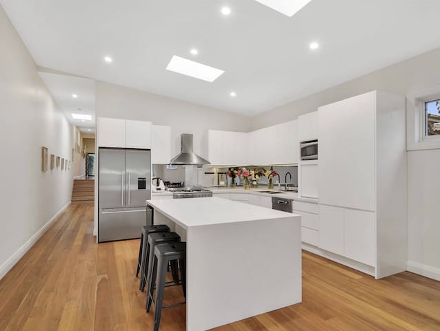 Willoughby 3 bedroom family home -with pool!!