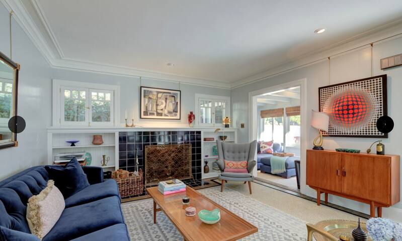 Your Oasis – Decorator Bungalow near Runyon Canyon gallery image 5