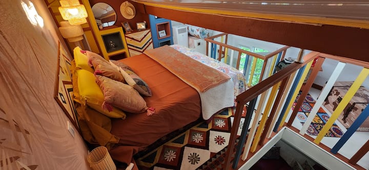 Pogled iz spavaće sobe u potkrovlju. Pažnja maksimalna visina 1m70! 
Sveukupno gledano na spavaću sobu na mezzanineu. Pažljivo maksimalna visina 1m70!

Bračni krevet širine 160 cm. Nova posteljina. Nomadski klima-uređaj. 
 Bračni krevet. Nova posteljina. Prijenosni klima-uređaj.