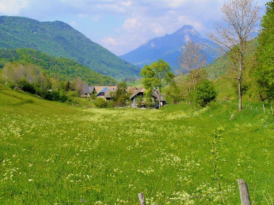 Le village est lové au cœur de la nature, propice aux randonnées