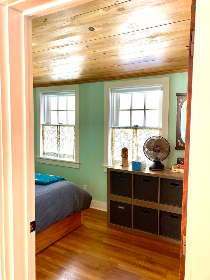 Разглеждане на спалнята