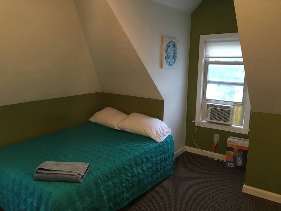 Airy 3rd floor bedroom with great light. Note: since we change the sheets and towels for each guest, the linens might be different when you arrive.