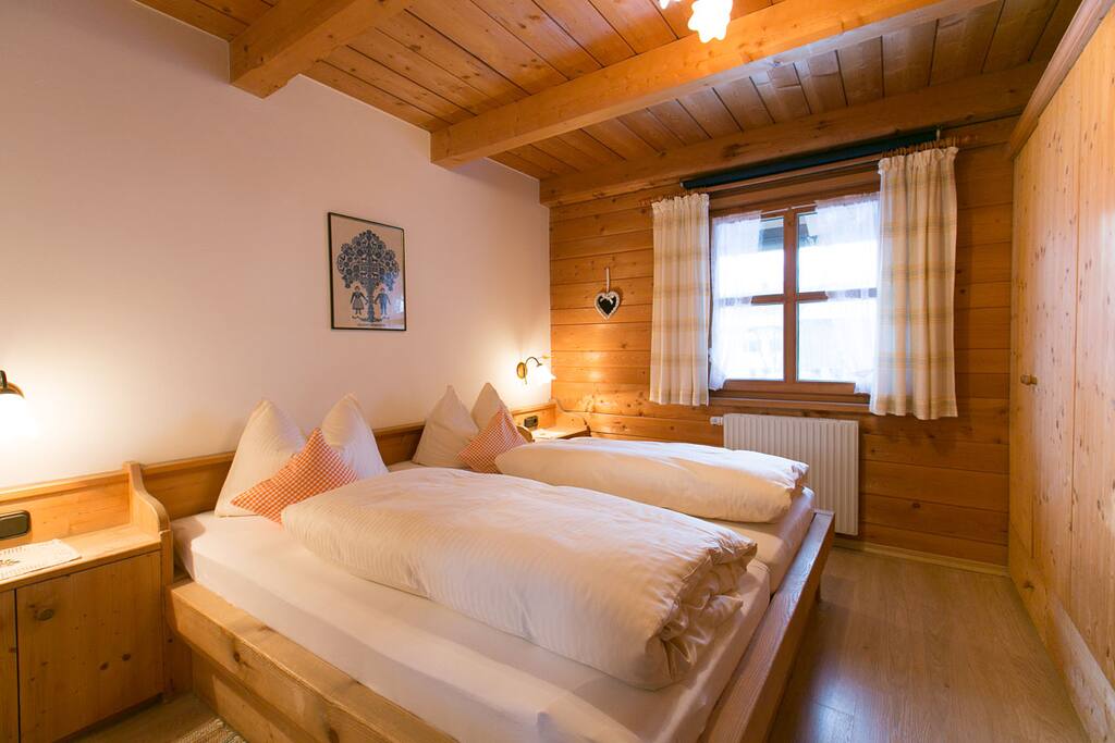 Schlafzimmer mit Doppelbett