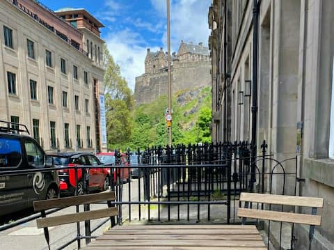 Popular Airbnb listing: Very central, next to the Castle with garden in Tollcross