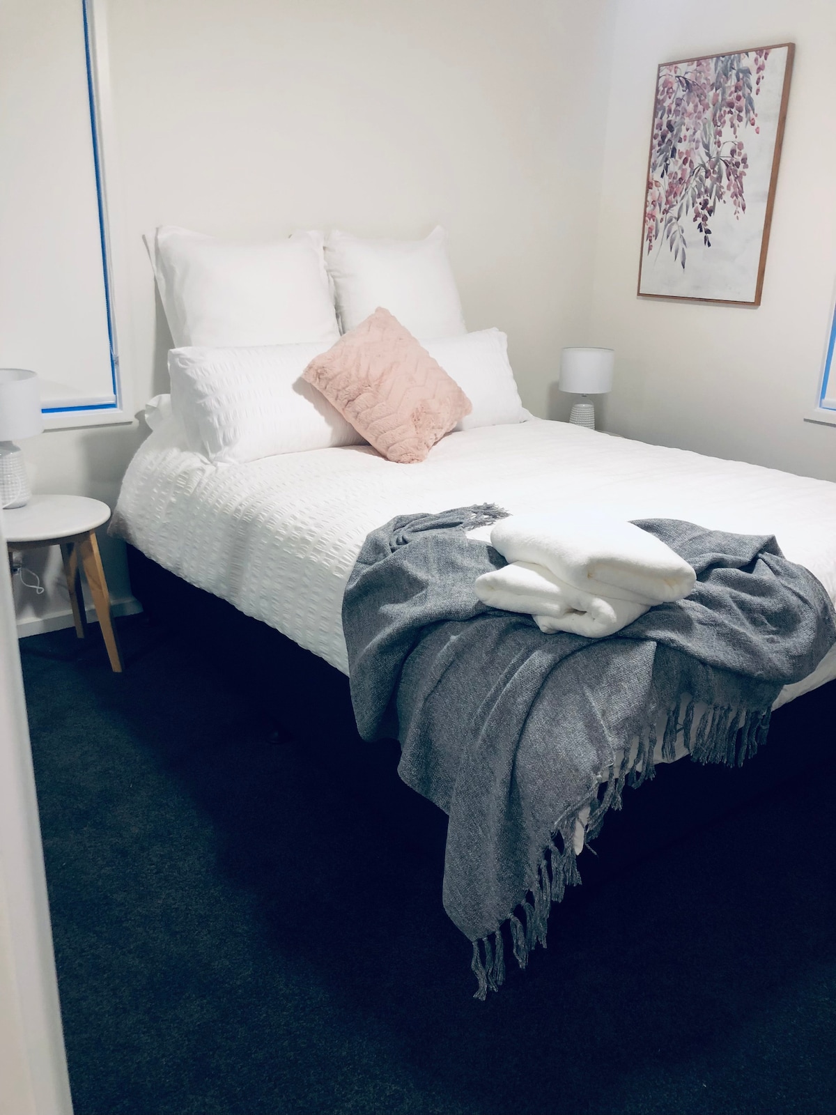 מיטה זוגית עם חלוקים מובנים