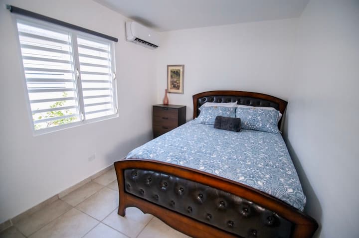 Soba br. 1: Bračni krevet, klima-uređaj, velika ogledala, stalak za prtljagu, pametni televizor i ukusne plahte. 