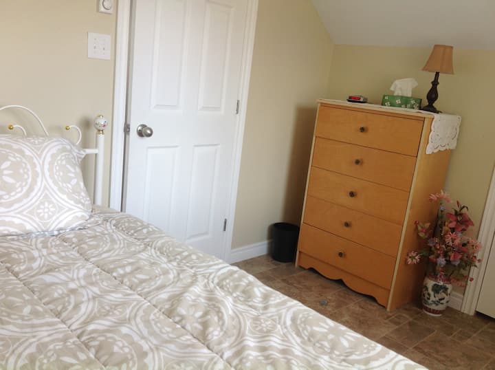 Eenpersoonskamer op bovenste verdieping