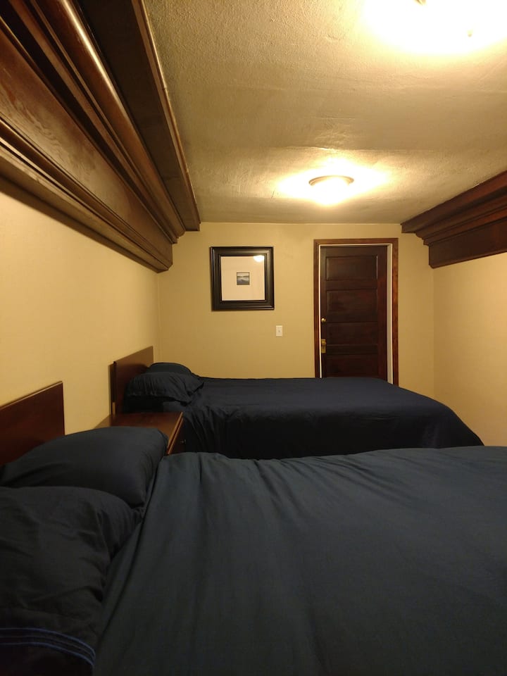 2 Queen beds