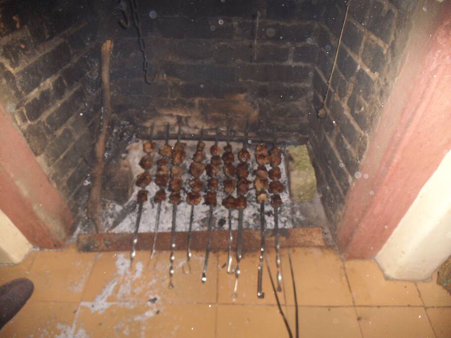 В дождливые дни можно жарить шашлыки.