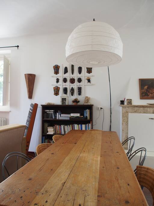 Tavolo della sala da pranzo.
Dining table.