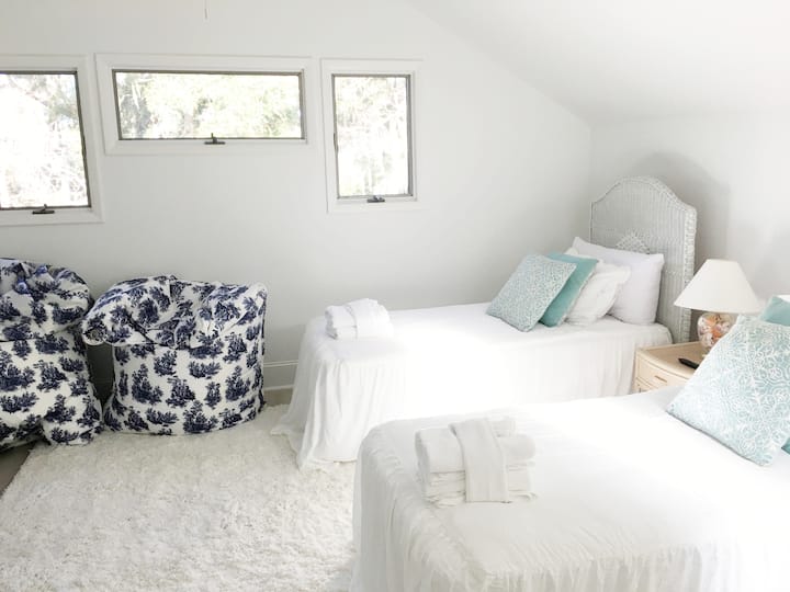 Dos camas individuales en el loft, con su propio televisor. De hecho, tenemos 8 televisores, uno en cada habitación, incluso la cocina y la habitación Carolina (la habitación Carolina incluye sofá cama tamaño queen).

Todas las fotos de nuestro sitio web son reales, tal cual. Sin gran angular, sin trucos fotográficos.