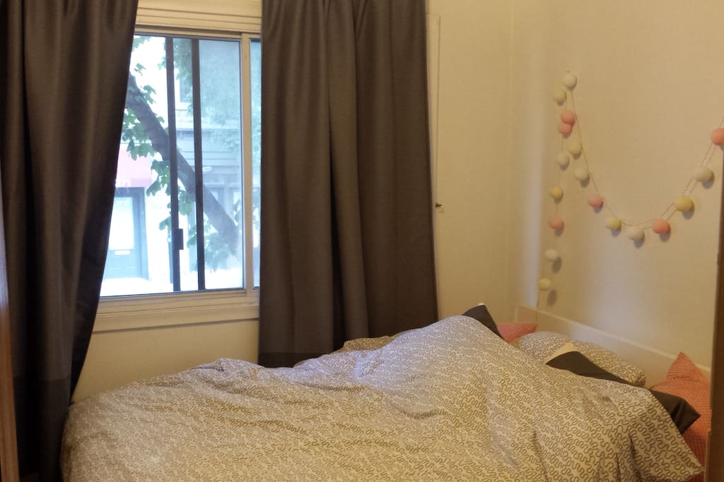 Comfy queen sized bed, can open the curtains for more/less light