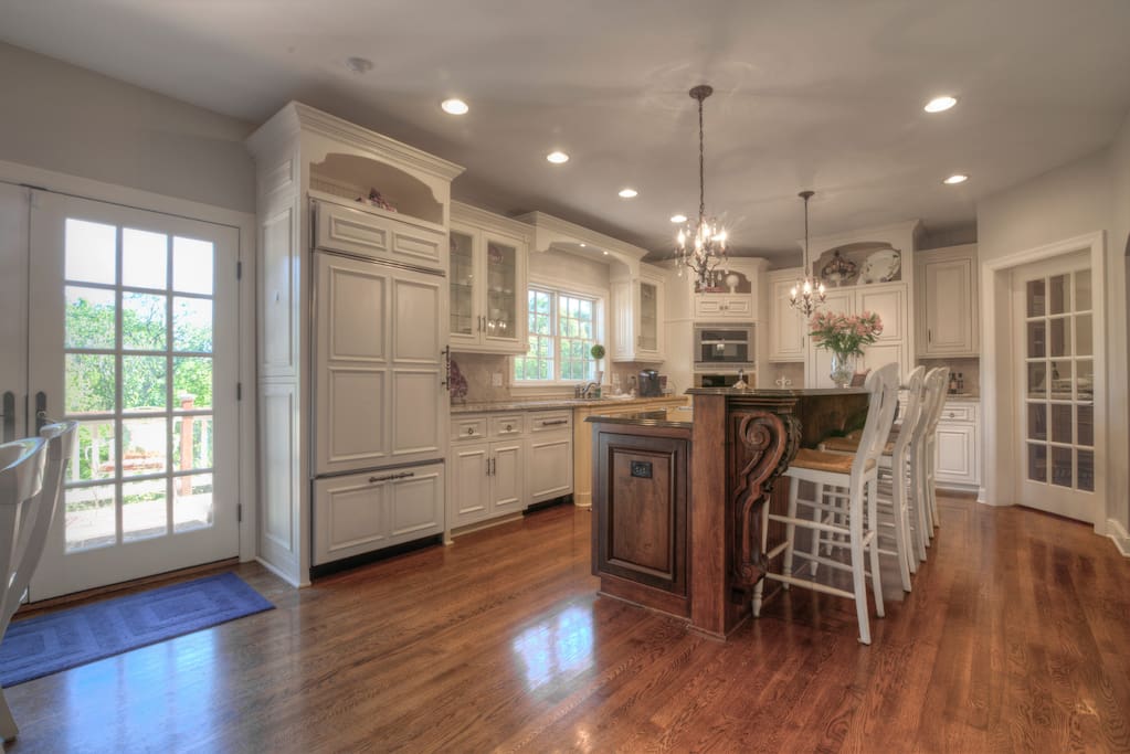 Amazing kitchen with Bar Height Island