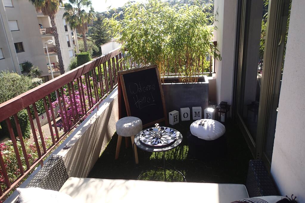 Terrasse exposée sud-ouest, de 8m² avec banquette et table de jardin pour 2 personnes