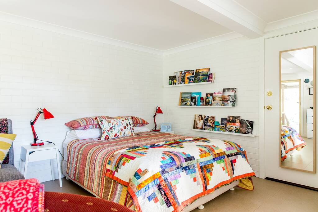 Queen size bed in the Courtyard Room.