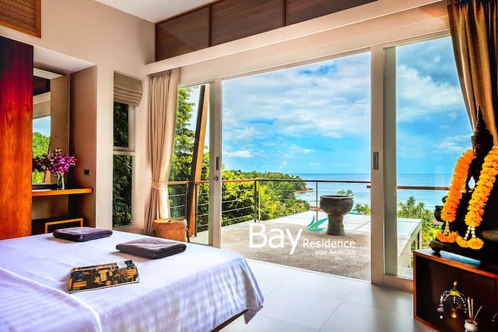 Master bedroom with king bed full sea view, balcony access, air conditioning, en suite bathroom 
