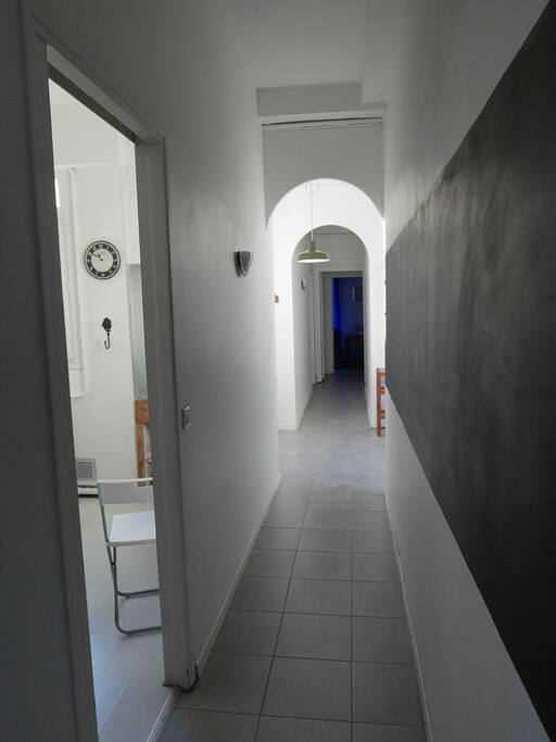 Couloir desservant les pièces de l'appartement