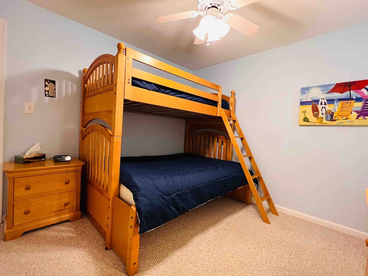 חדר מיטת קומתיים. תאום יחיד למעלה ומלא או מלכה למטה