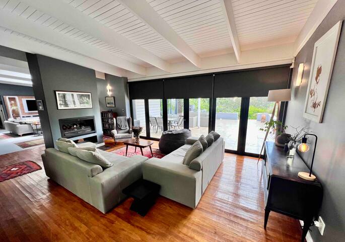 Stunning home with amazing views gallery image 3