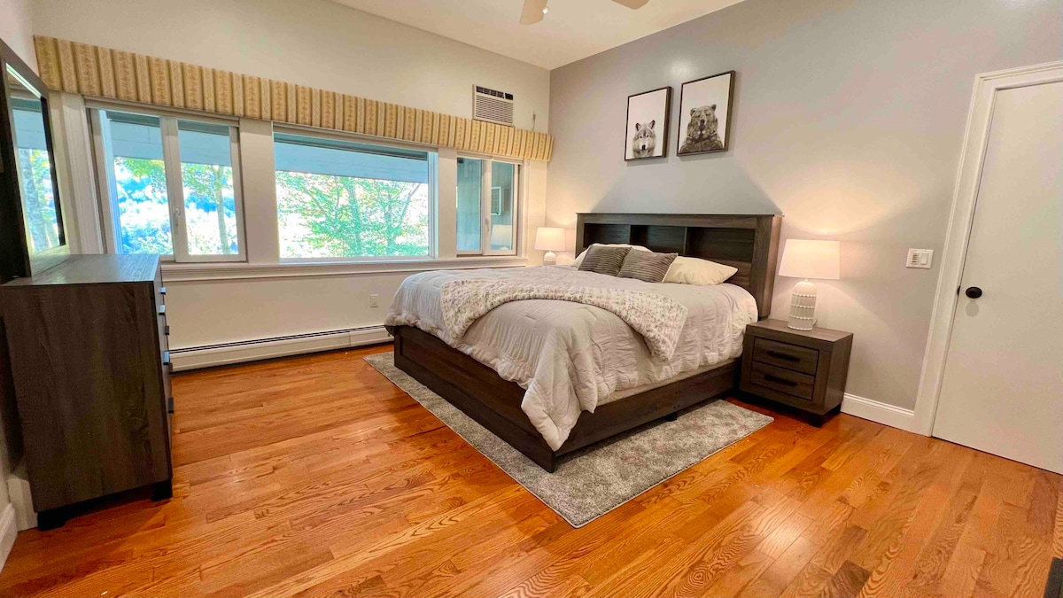 เตียงคิงไซส์ในห้องนอนหลักที่มีวิวทางลาดหลักของลูนมากขึ้น!