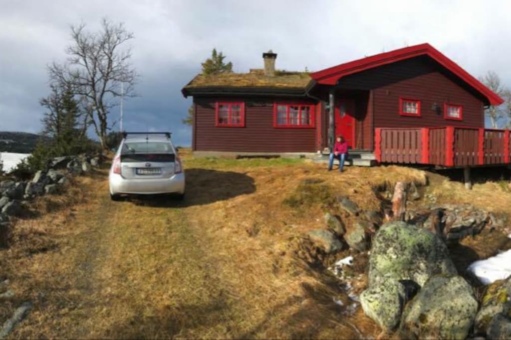 No neighbors between the cabin and the lake, at the top of ha hill. Terrasse at both sides.