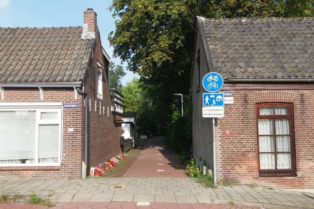 Toegangsweg naar de accommodatie (over fietspad, maar toegestaan voor bestemmingsverkeer).