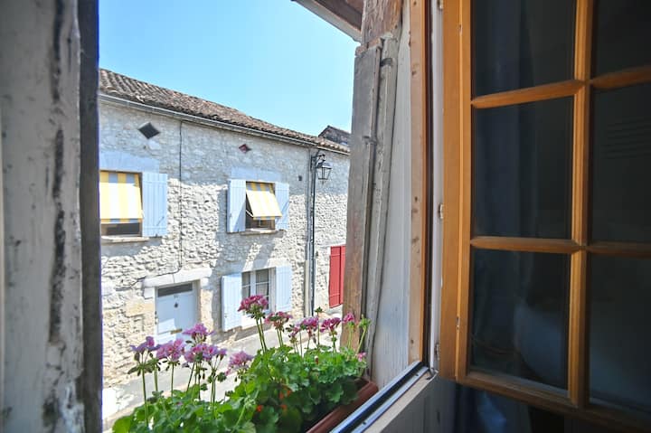 غرفة نوم أمامية مع إطلالات على شارع القرون الوسطى