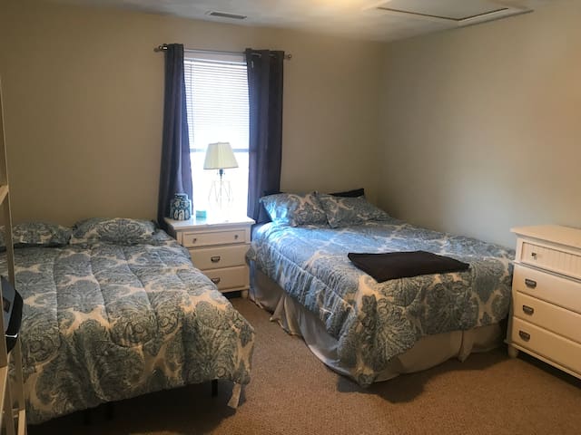 Providence line- Private rm in oversize townhouse