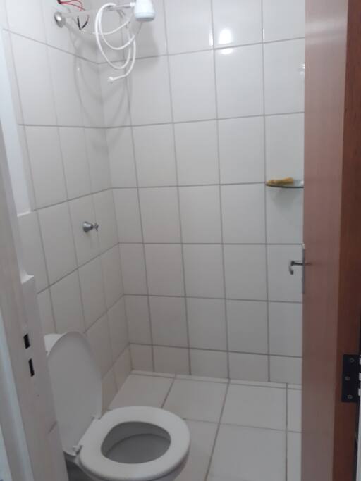Banheiro Social com água quente.