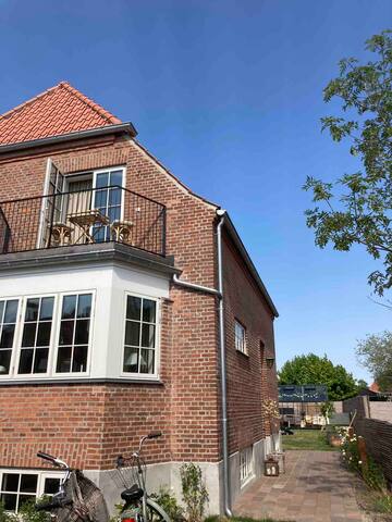 Hyggelig lejlighed tæt på byliv, strand og natur.