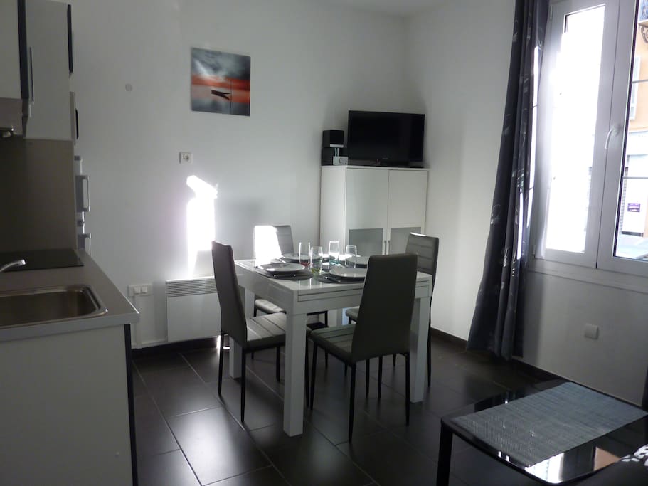 Table avec allonge pour 6 personnes.