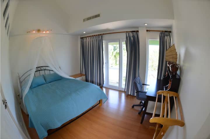 חדר שינה שלישי עליון, מיטת קינג סייז אחת (6 רגל)