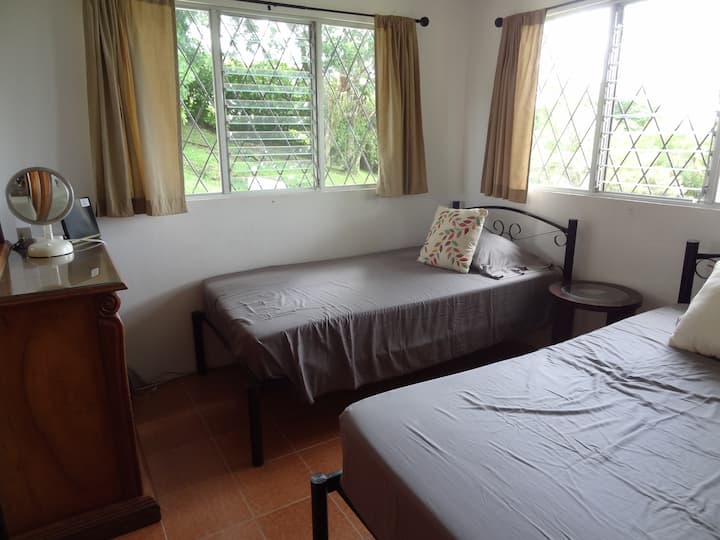 Esta habitación soleada tiene 2 camas perfectas para los niños o que se pueden juntar para hacer una más grande.  