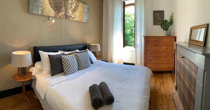 Კარი 5, ოთახი 5, 1  ორადგილიანი საწოლი 180 სიგანისა და 200 სიგრძის ზამბარაზე. Ნიჟარა ოთახში. 