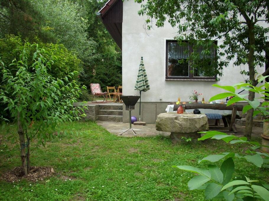 Garten mit 2 Terrassen