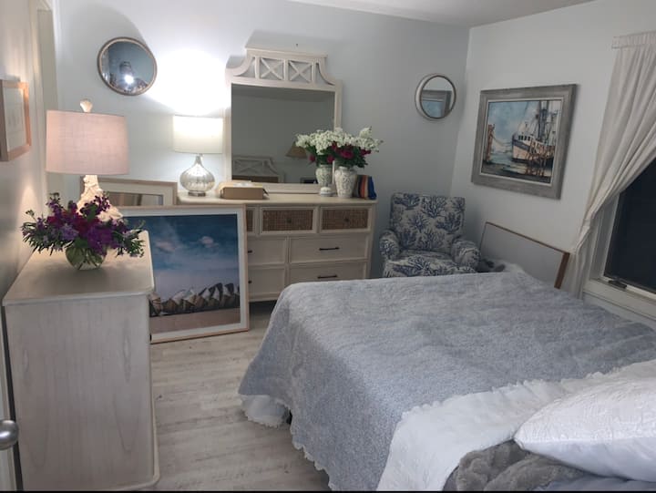 Úplne prerobené v apríli 2020.  Nová super pohodlná menšia manželská posteľ.