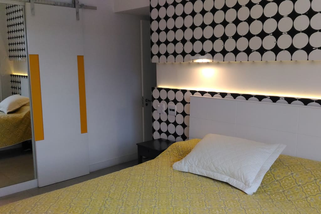 Suíte (ângulo 01): cama de casal, armário amplo, ar-condicionado, TV à cabo e vista privilegiada.