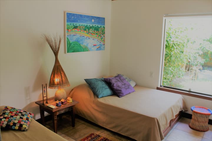 חדר בקומה למטה, מיטה זוגית אחת + מיטת יחיד אחת 
חדר האמבטיה מול הסוויטה. 