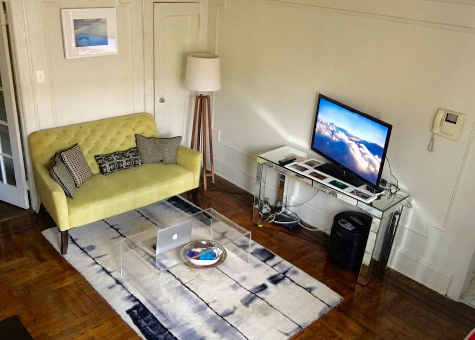 Settee with TV - Wifi access and Apple TV