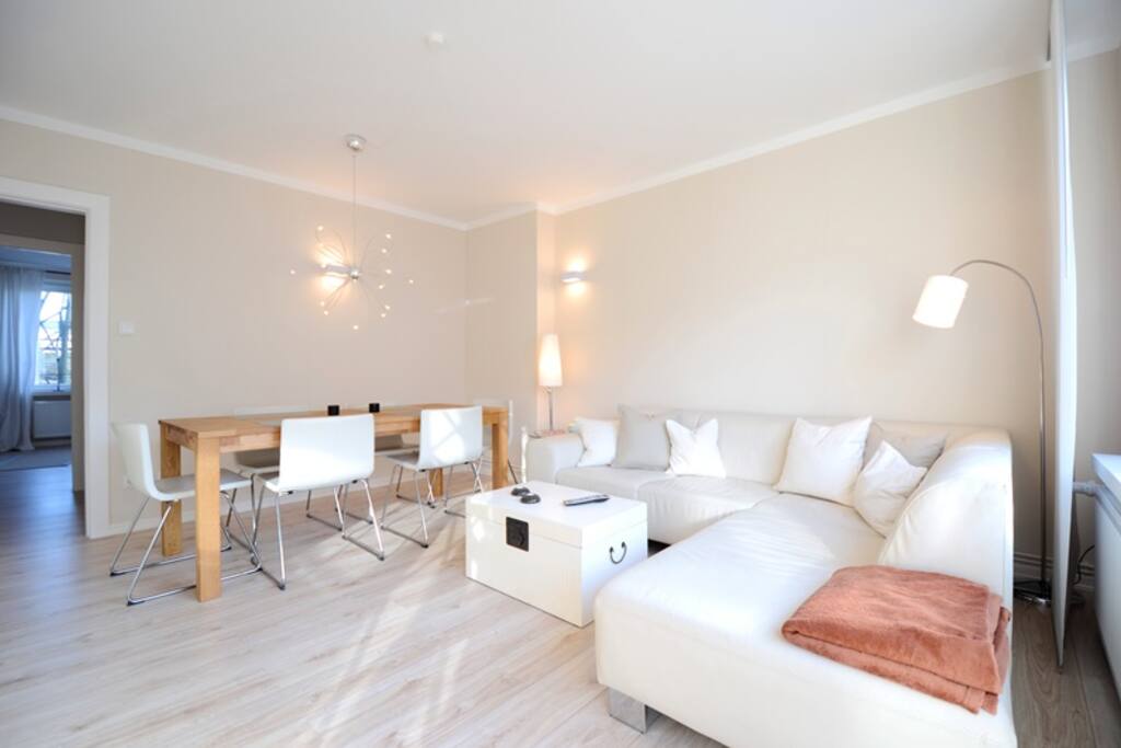 schönes helles Wohnzimmer :-))& Balkon