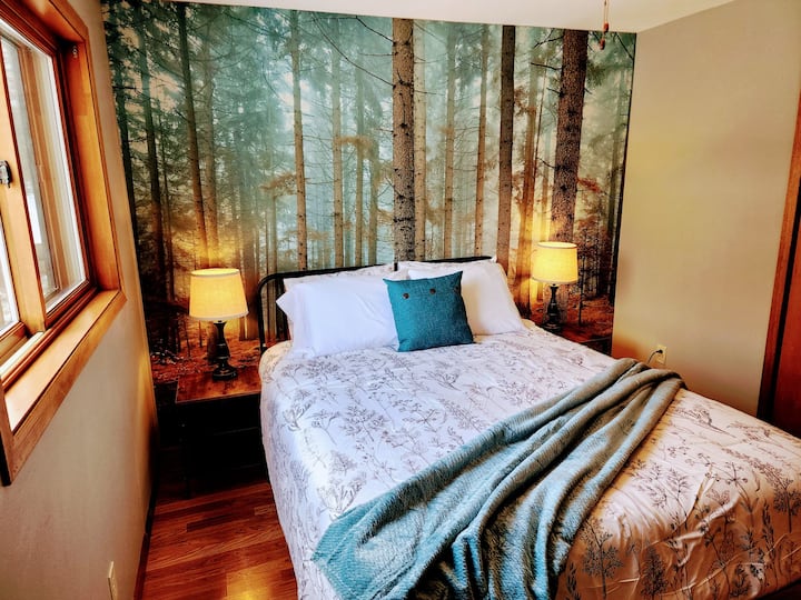 Спална соба со брачен кревет