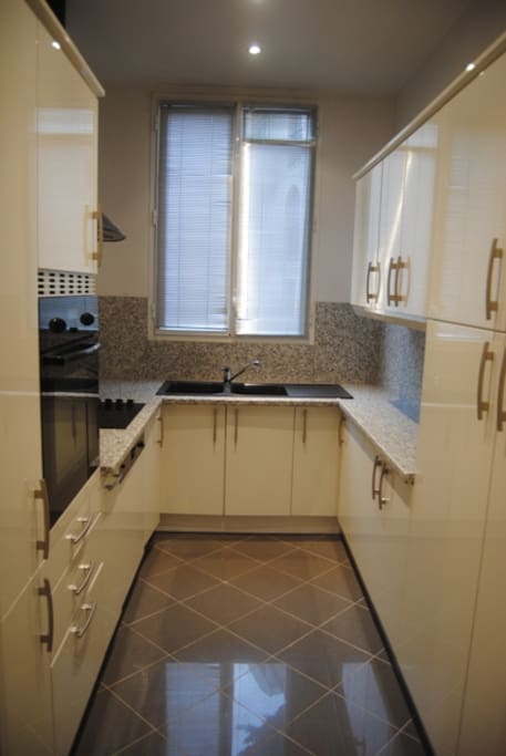 Fully equipped kitchen with dishwasher.