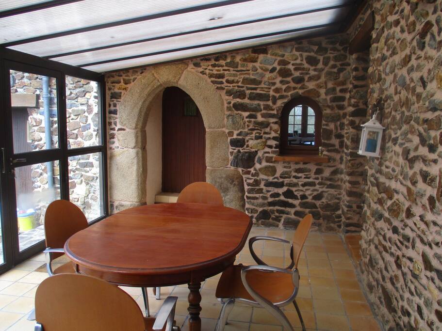 véranda, la porte donne sur la salle à manger.
