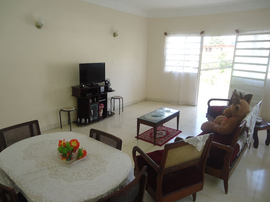 Sala-comedor y balcon