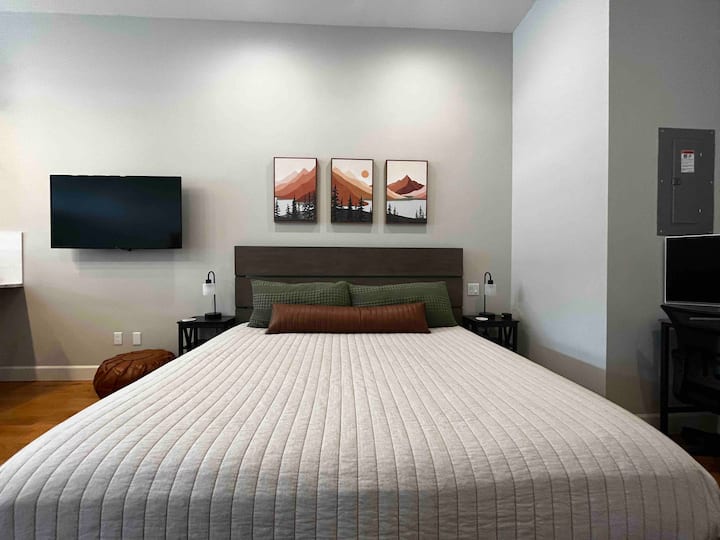 King size bed with NEW DreamCloud mattress 2025!