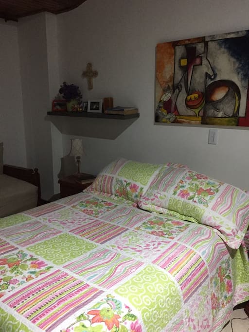 Habitación privada, cama doble para pareja o persona sola. Bastante amplia, closet, baño privado, ventana con vista a la calle, televisión y sofá cama.