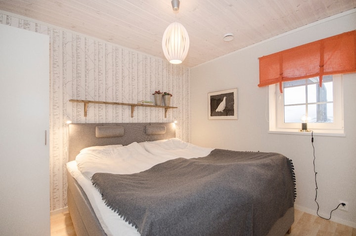 卧室1
主卧。180厘米宽。 无线充电器、iWatch和iPhone充电器+ + +
拍照后，已更换灯具和窗帘。