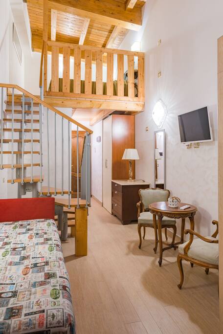 Ingresso del mini loft, soggiorno e zona letto soppalcata