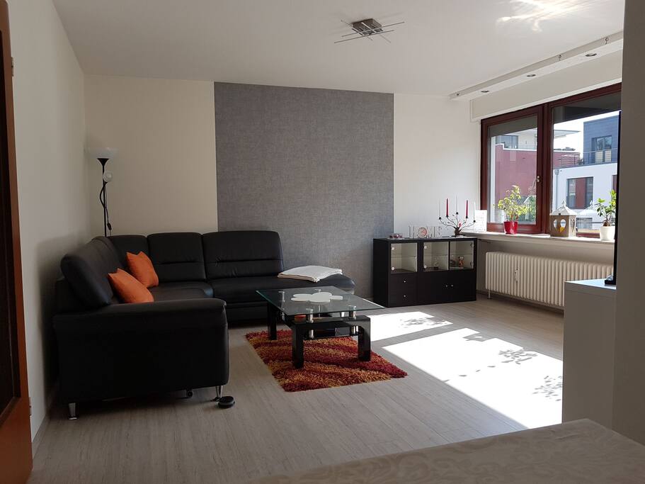 Helles Wohnzimmer, mit großen Fenster und Balkon zur Südseite