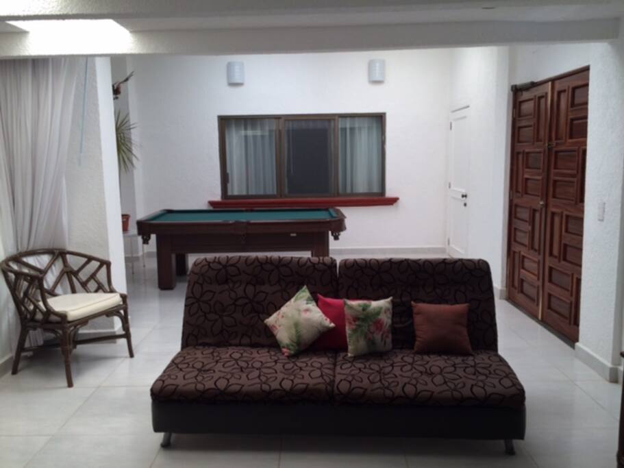 Sala de estar y mesa de billar